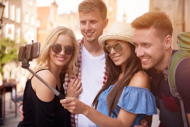 Amis qui prennent un selfie en groupe