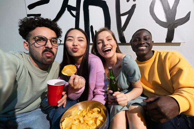 Des amis qui s'amusent à la fête.