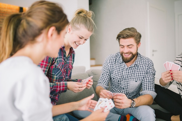 Photo gratuite amis ravis, appréciant le jeu de cartes