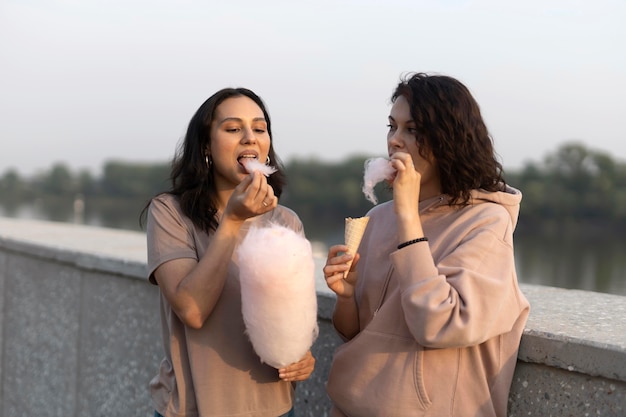 Amis recevant de la nourriture de rue à l'extérieur