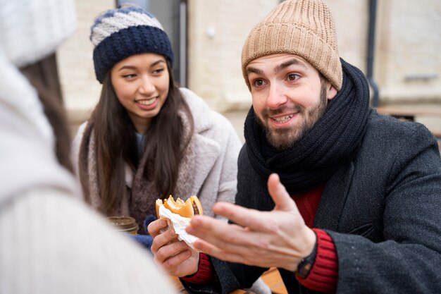 Amis réunis après une longue période et avoir des hamburgers ensemble