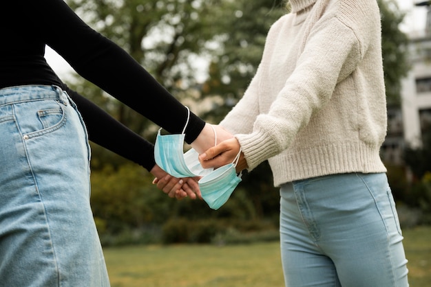 Des amis réunis après la pandémie de covid