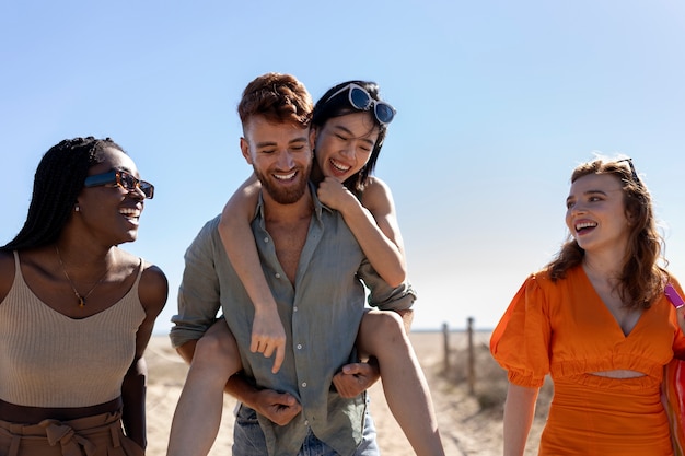 Photo gratuite amis s'amusant au bord de la mer