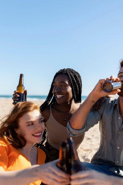 Amis s'amusant au bord de la mer