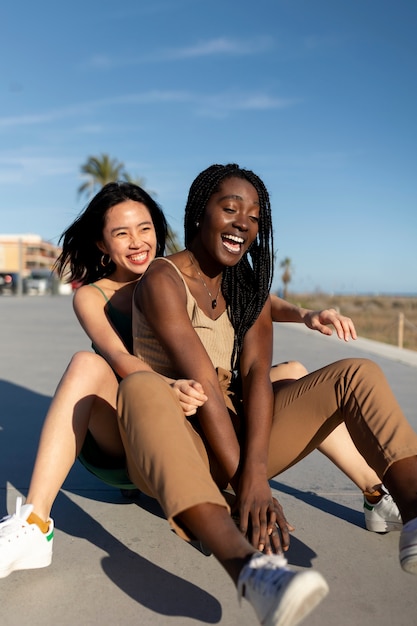 Photo gratuite amis s'amusant au bord de la mer