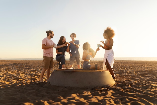 Photo gratuite amis s'amusant au bord de la mer