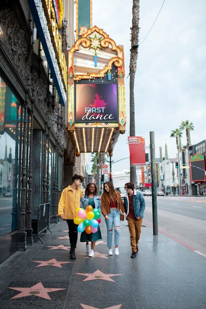 Amis s'amusant avec des ballons dans la ville tout en sortant