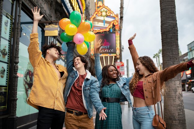 Amis s'amusant avec des ballons en ville