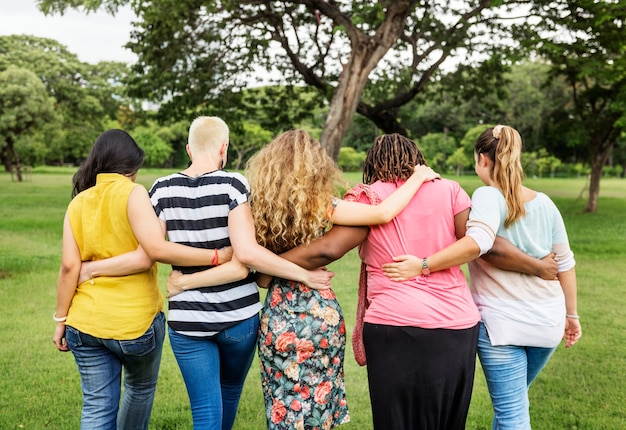 Amis S'amusant Dans Le Parc