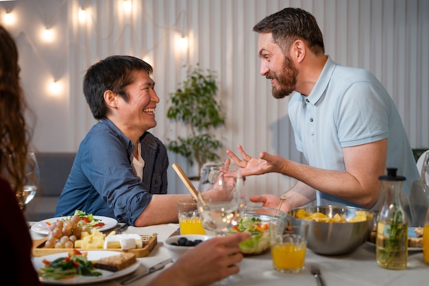 Amis s'amusant ensemble en cuisinant