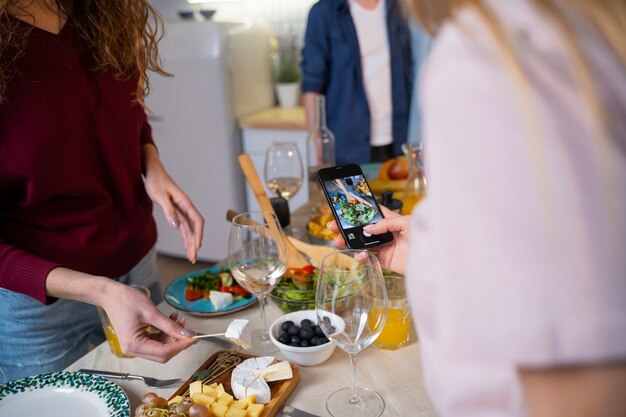 Amis s'amusant ensemble en cuisinant