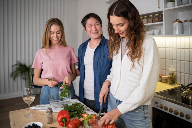 Amis s'amusant ensemble en cuisinant