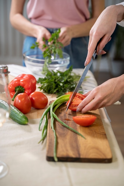 Amis s'amusant ensemble en cuisinant