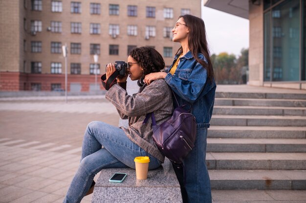 Amis s'amusant ensemble à l'extérieur avec appareil photo