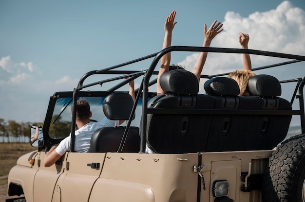 Amis s'amusant ensemble et voyageant en voiture