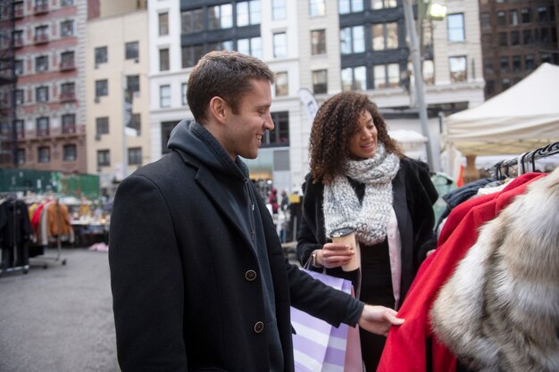 Amis s'amusant et faisant du shopping ensemble