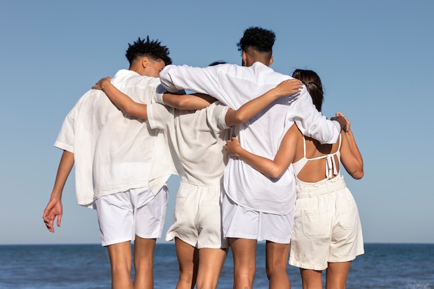 Photo gratuite amis s'amusant à la fête blanche