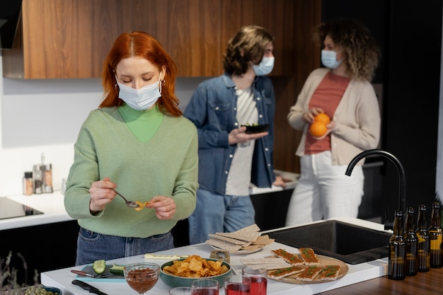 Photo gratuite amis s'amusant à la fête pendant covid