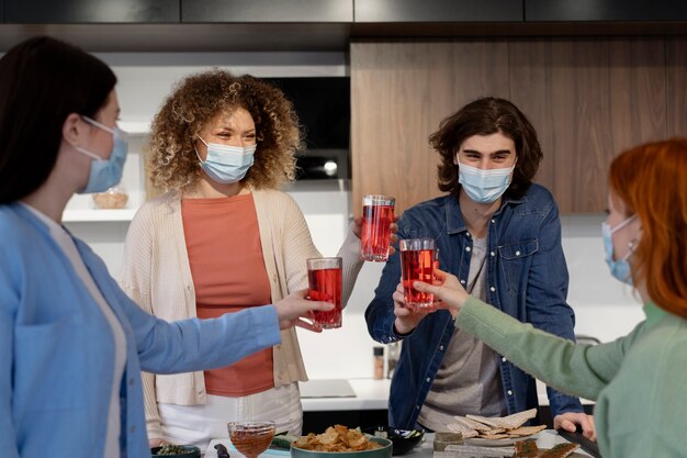 Amis s'amusant à la fête pendant covid