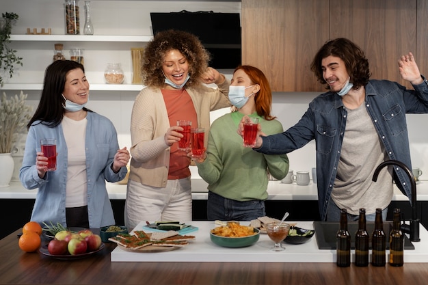 Amis s'amusant à la fête pendant covid