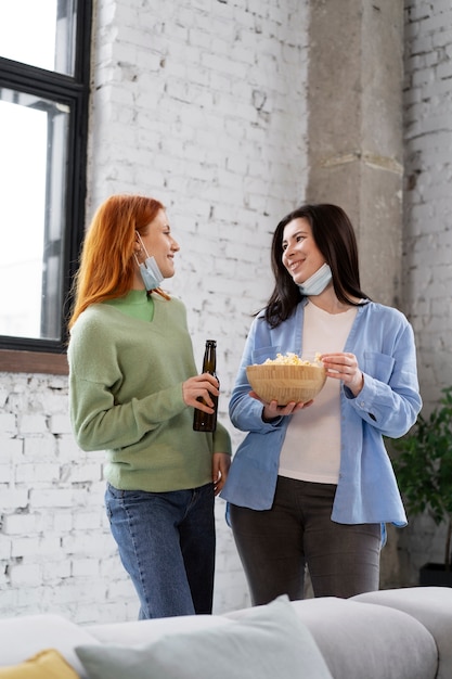 Amis s'amusant à la fête pendant covid