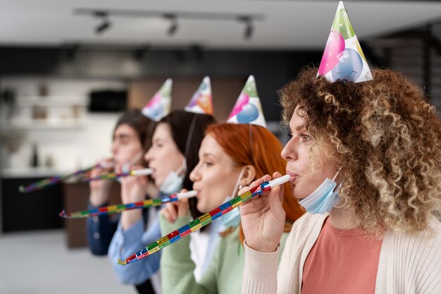 Amis s'amusant à la fête pendant covid