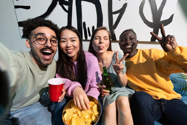 Amis s'amusant à la fête