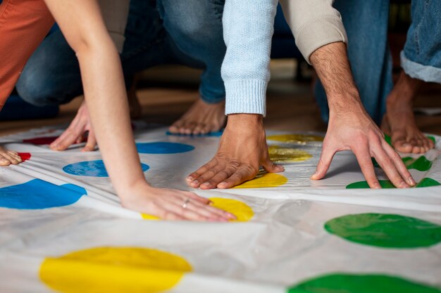 Amis s'amusant avec des jeux traditionnels