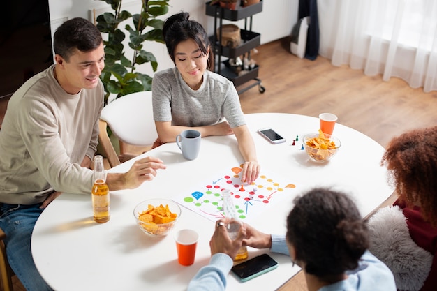 Amis s'amusant avec des jeux traditionnels