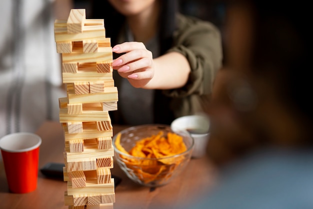 Amis s'amusant avec des jeux traditionnels