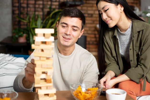 Amis s'amusant avec des jeux traditionnels