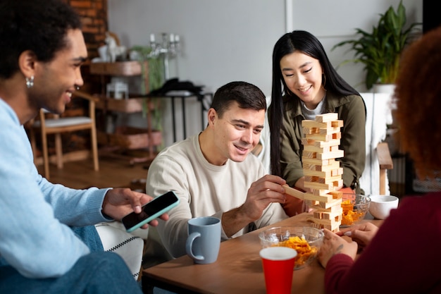 Amis s'amusant avec des jeux traditionnels