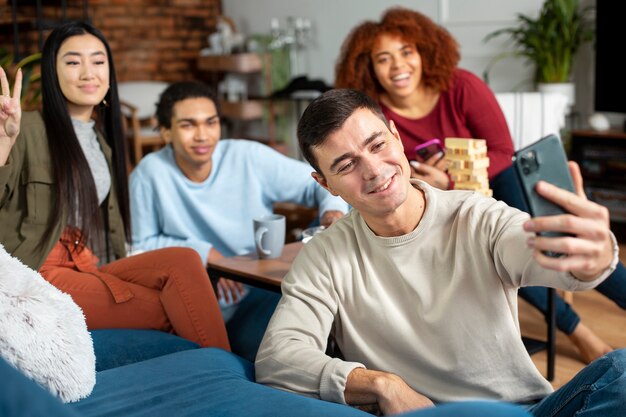 Amis s'amusant avec des jeux traditionnels