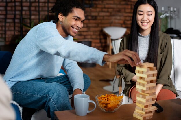 Amis s'amusant avec des jeux traditionnels