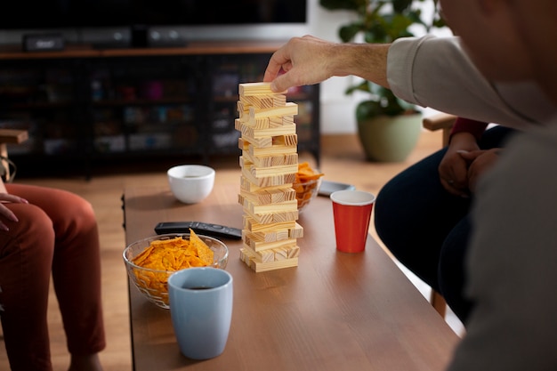 Amis s'amusant avec des jeux traditionnels