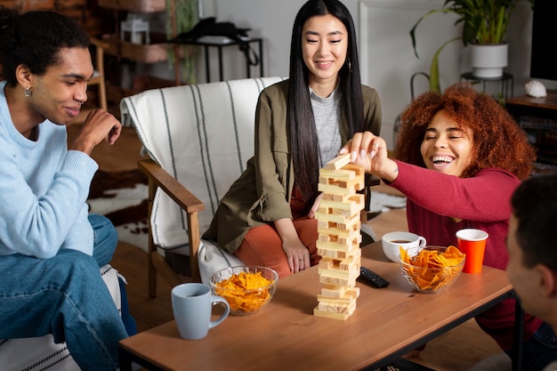 Photo gratuite amis s'amusant avec des jeux traditionnels