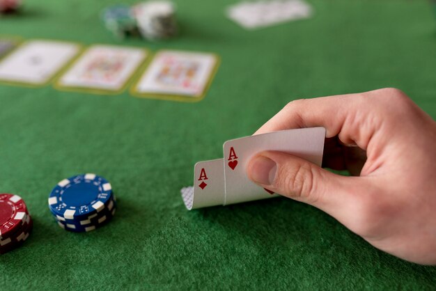 Amis s'amusant en jouant au poker