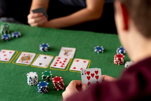 Photo gratuite amis s'amusant en jouant au poker