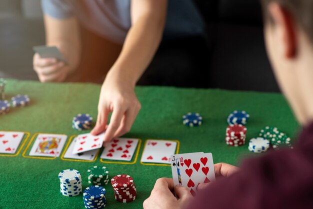 Amis s'amusant en jouant au poker