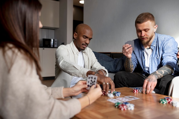 Amis s'amusant en jouant au poker