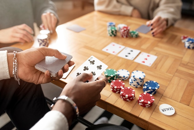 Amis s'amusant en jouant au poker