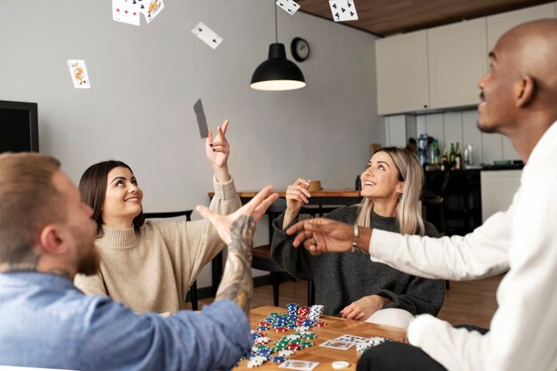 Amis s'amusant en jouant au poker