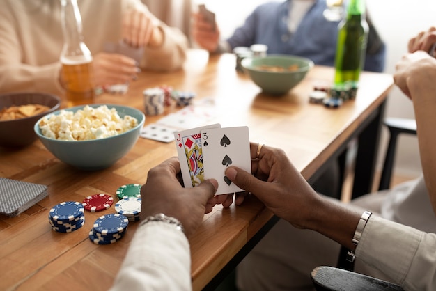 Amis s'amusant en jouant au poker