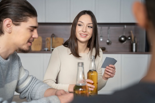 Photo gratuite amis s'amusant en jouant au poker