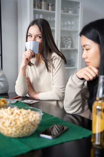 Photo gratuite amis s'amusant en jouant au poker