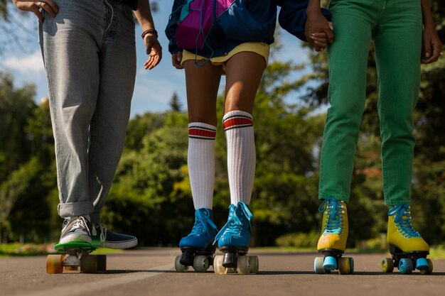 Amis s’amusant en patinant