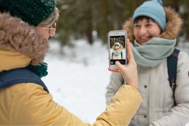 Photo gratuite amis s'amusant pendant la saison d'hiver