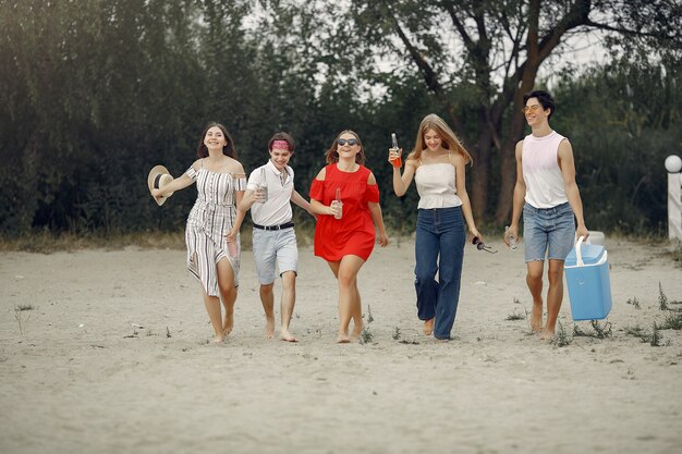 Amis s'amusant sur une plage avec des boissons