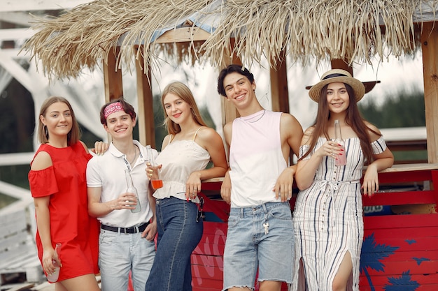 Amis s'amusant sur une plage avec des boissons