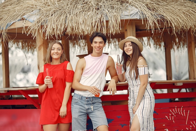 Amis s'amusant sur une plage avec des boissons